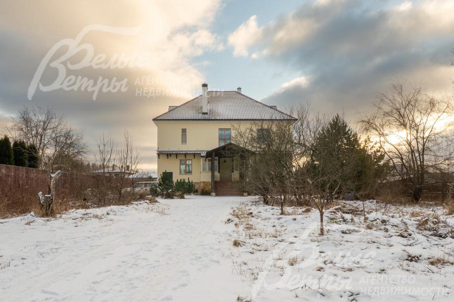 На участке - природный ландшафт, сохраняющий естественные черты местности