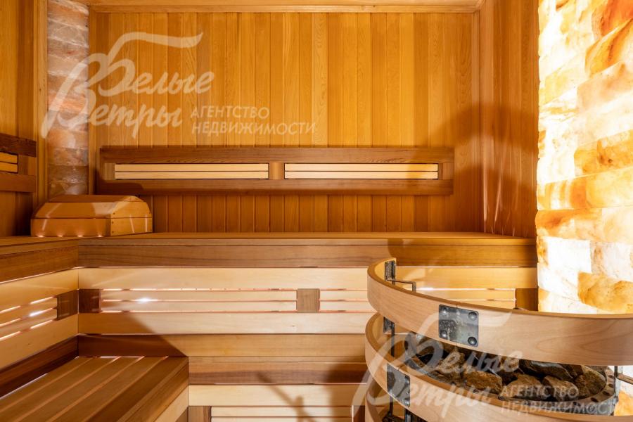 На первом этаже находится сауна с солевым панно