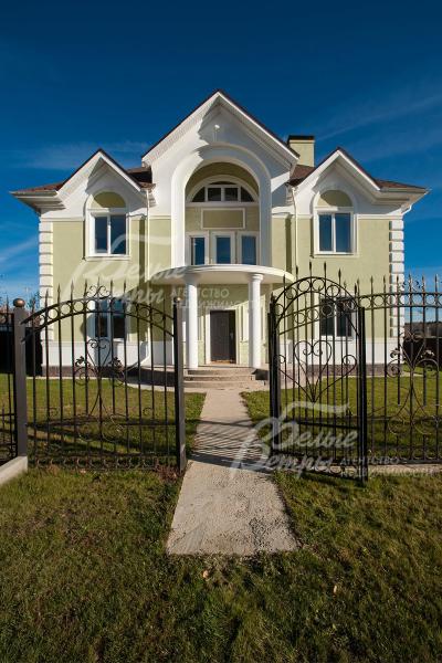 Кованое ограждение в едином стиле в поселке Усадьба Романцево