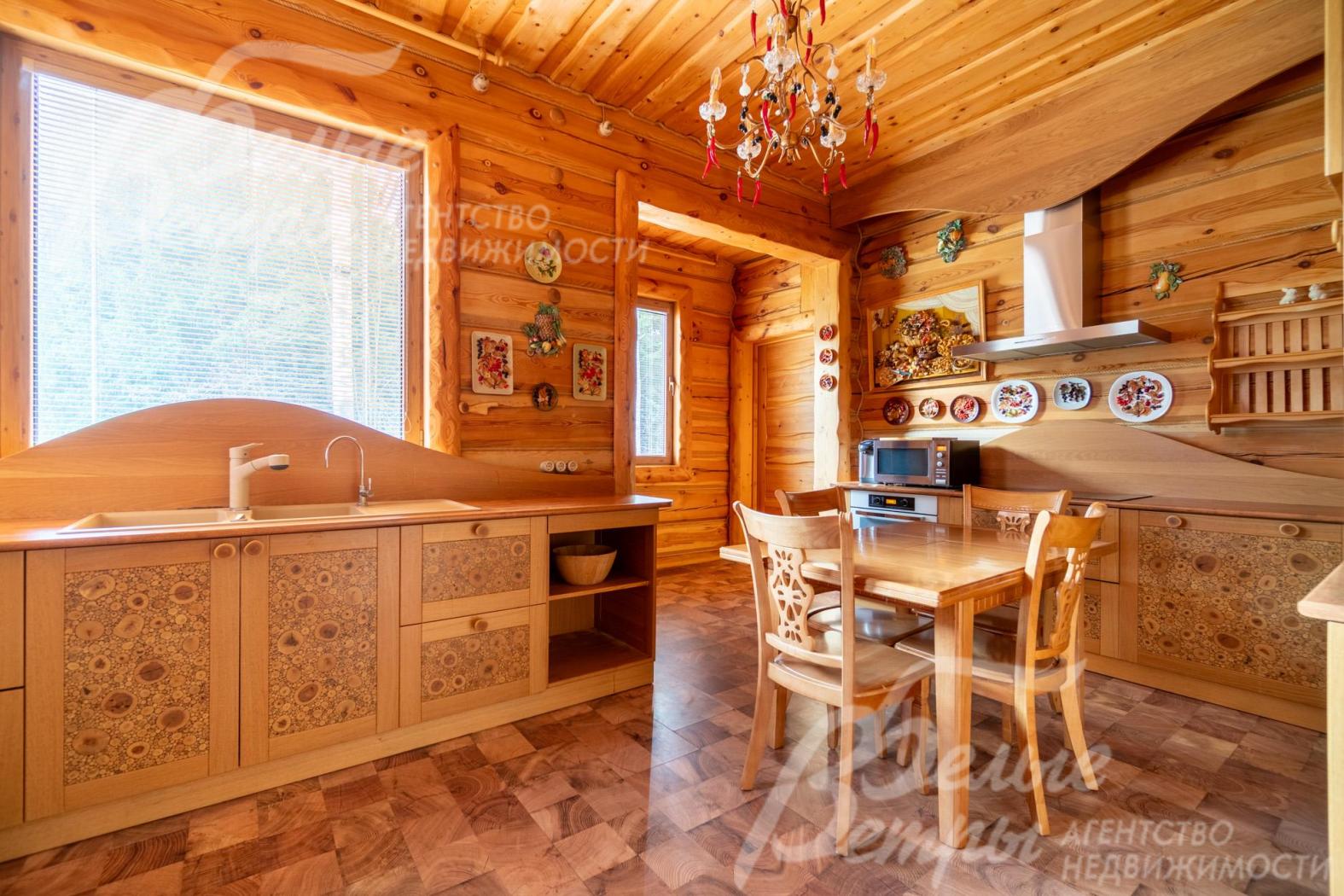 Кухня выполнена из массива дерева и оснащена встроенной техникой Miele