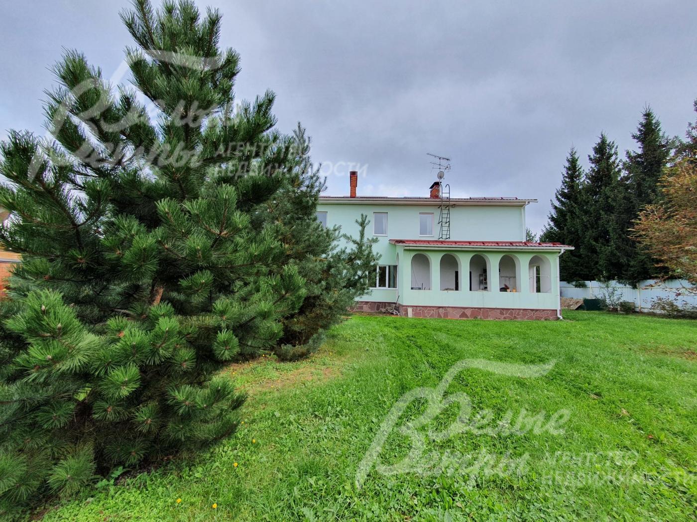 Вид на дом со стороны участка