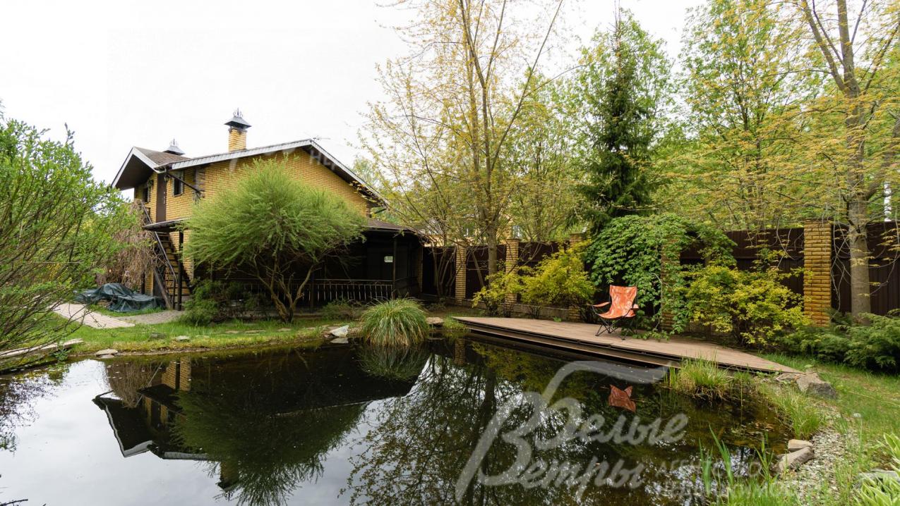 Участок со всех сторон огорожен забором