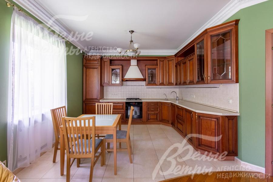 Кухня из массива дерева со встроенной техникой