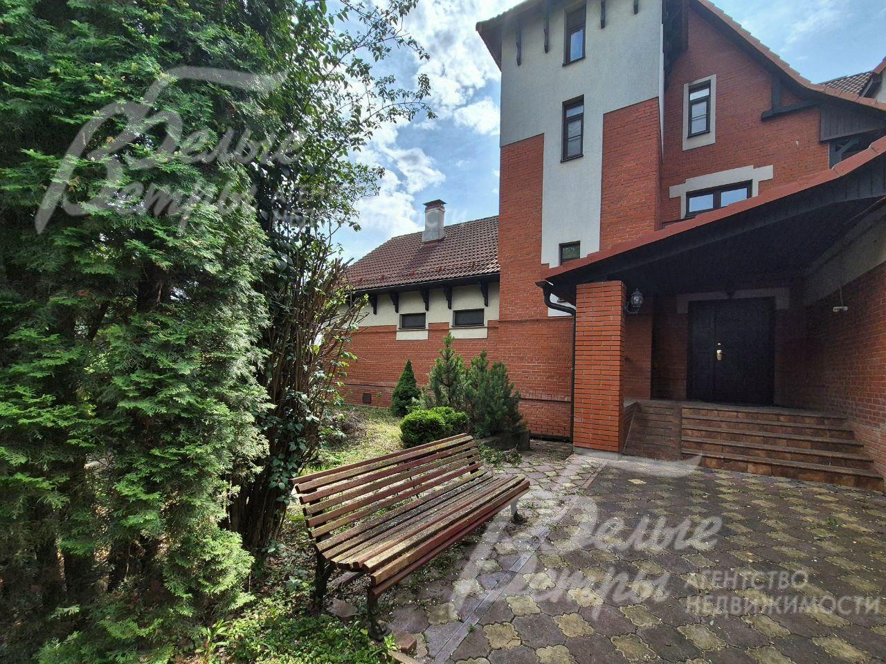 Крыльцо при входе в дом.