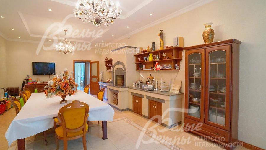 Столовая с мангалом и выходом на террасу