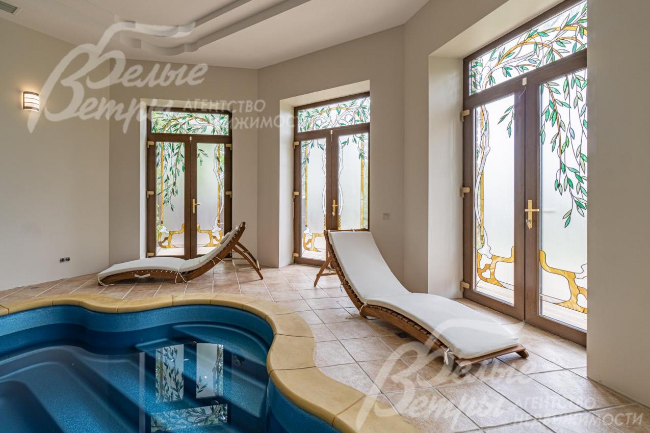 Витражи в бассейне с римским входом, мостиком для ныряния