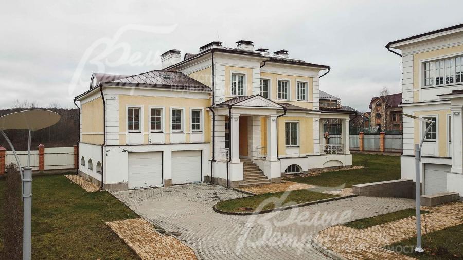 Фасад отделан под ключ, ночная светодиодная подсветка 