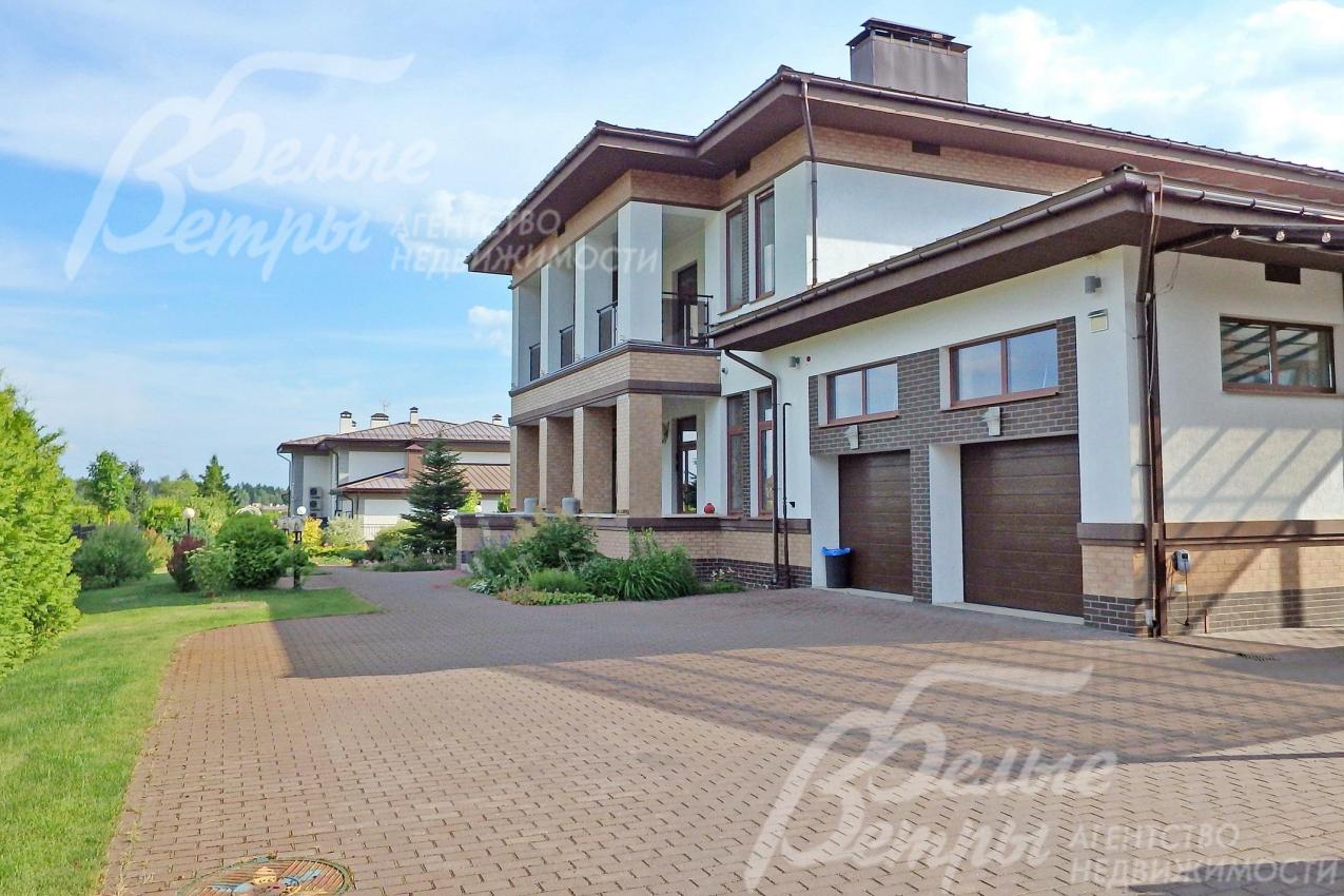 Большая площадка на 5 а/м + 3 крытых машиноместа