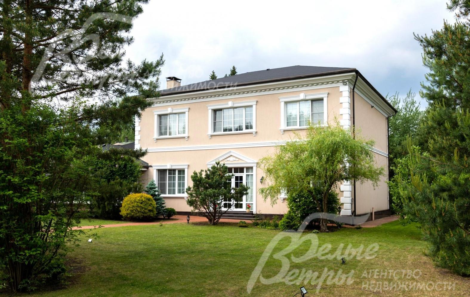 Изящная отделка внешних стен декоративной штукатуркой с рустовкой, замковым камнем, сандриками.