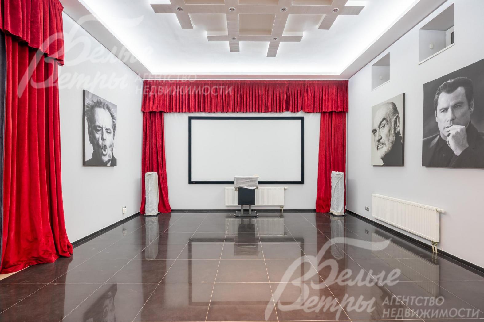 На цокольном этаже оборудован домашний кинозал с кинопроектором Panasonic и экраном шириной 3,35 м