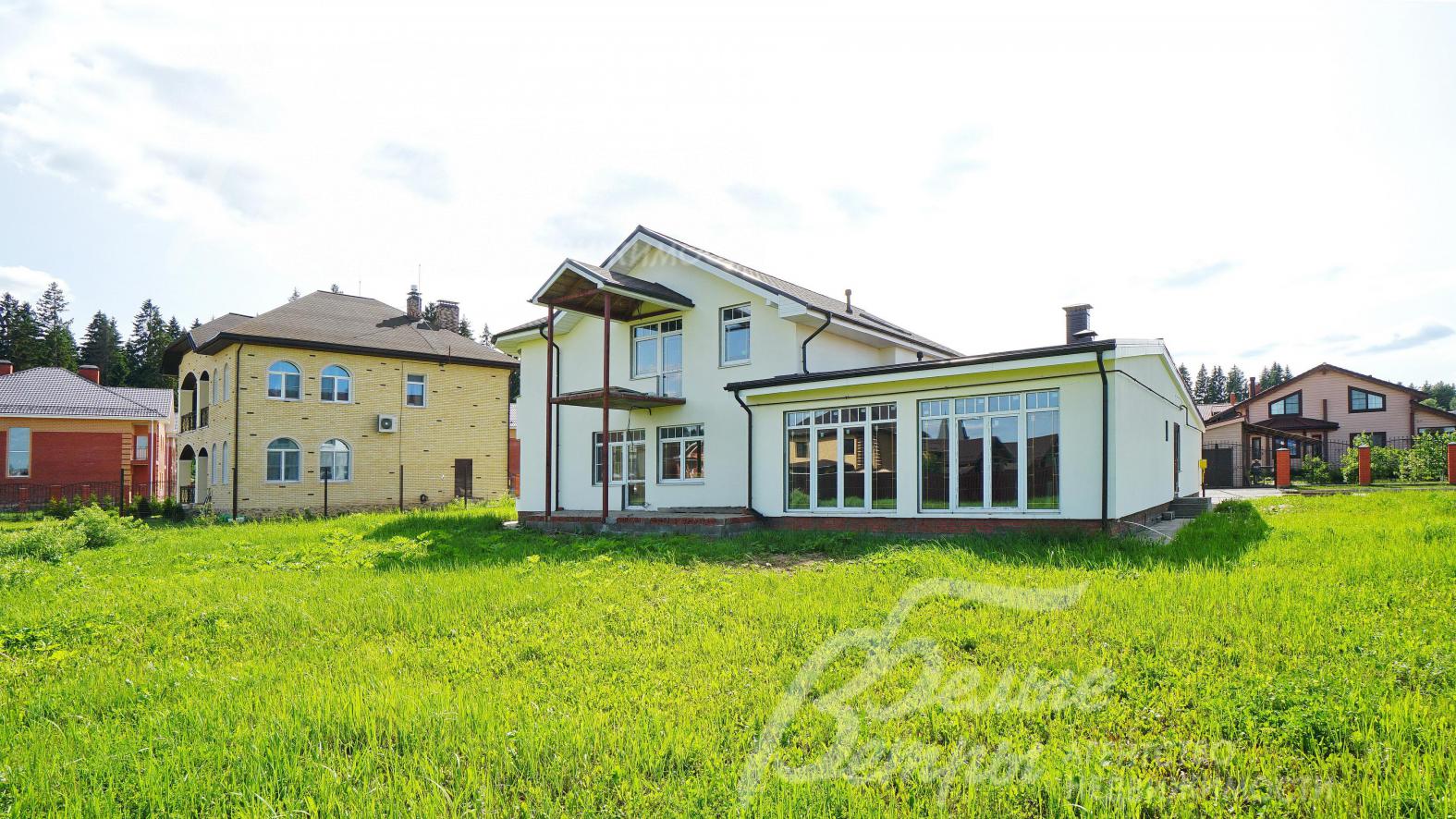 Дом под чистовую отделку с бассейном