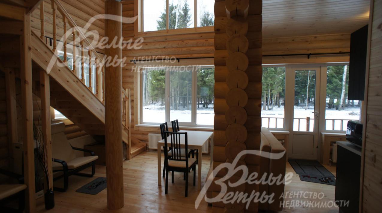 Из гостиной можно выйти на участок