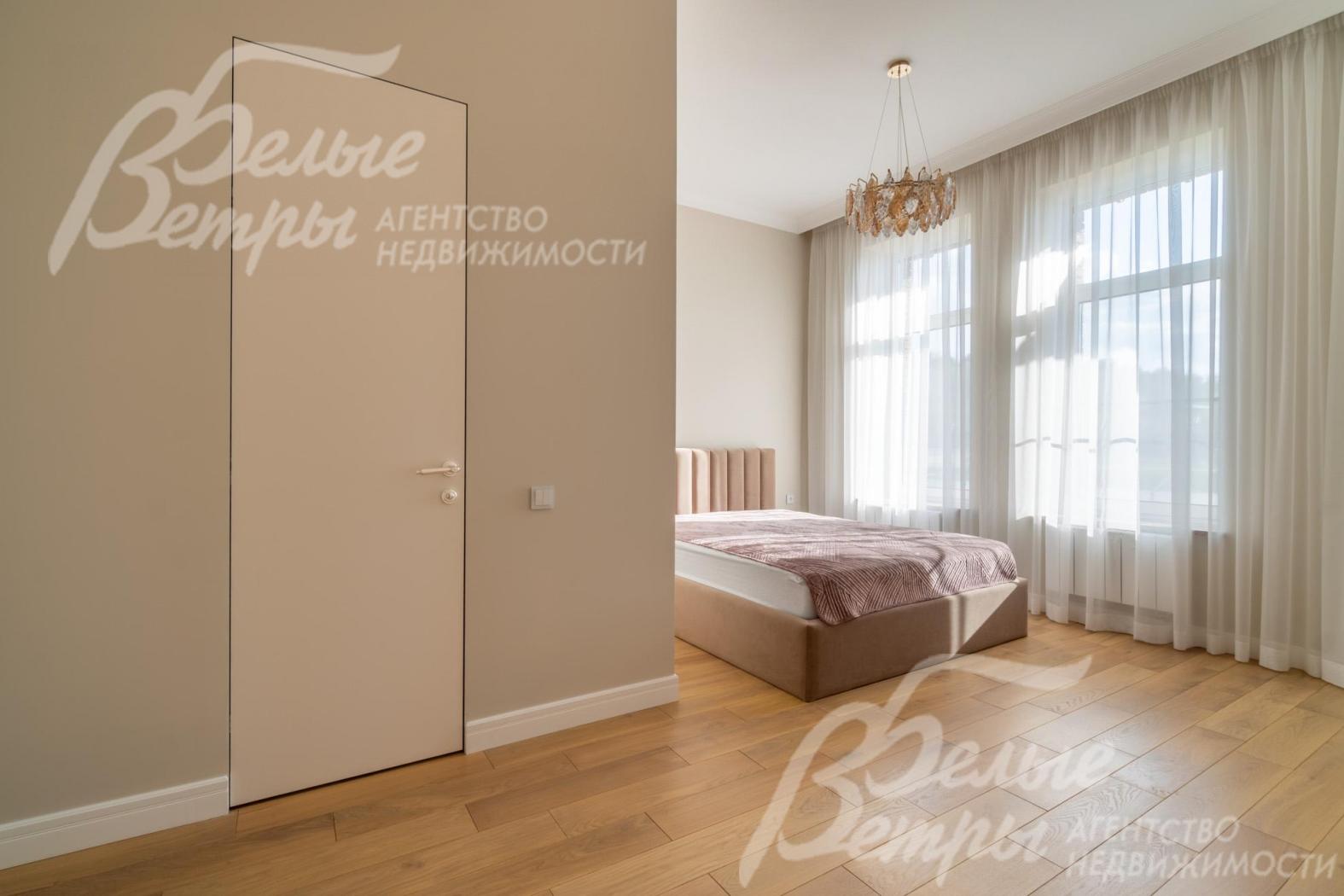 Спальня на втором этаже с кроватью и собственным санузлом