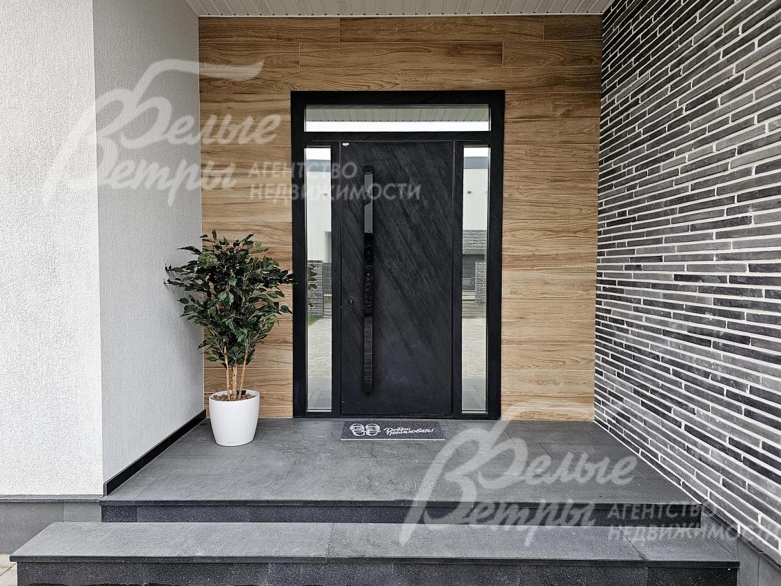 Установлена широкая стальная входная дверь с терморазрывом и с электрическим замком