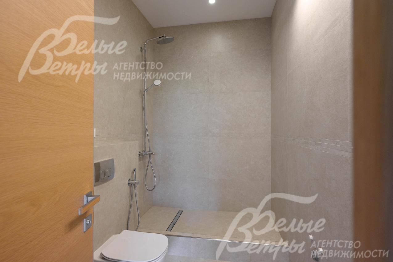 Санузел с душевой кабиной при мастер спальне