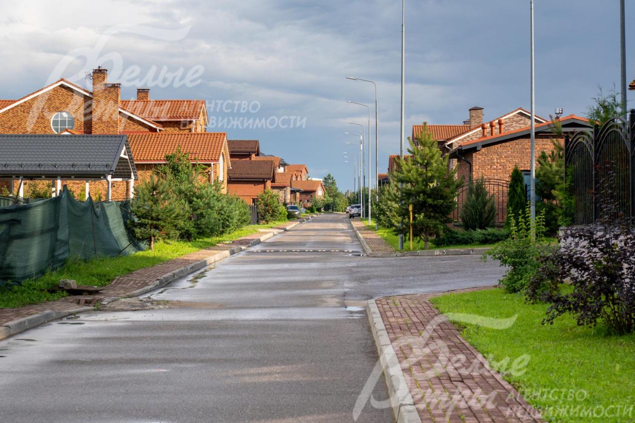 Участок расположен в престижной и удобной локации охраняемого коттеджного посёлка бизнес-класса