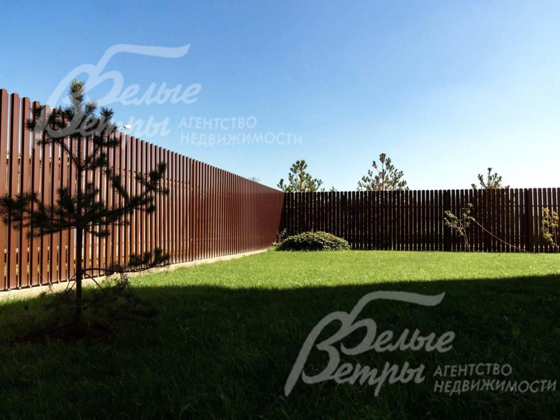 Ухоженный участок с газоном