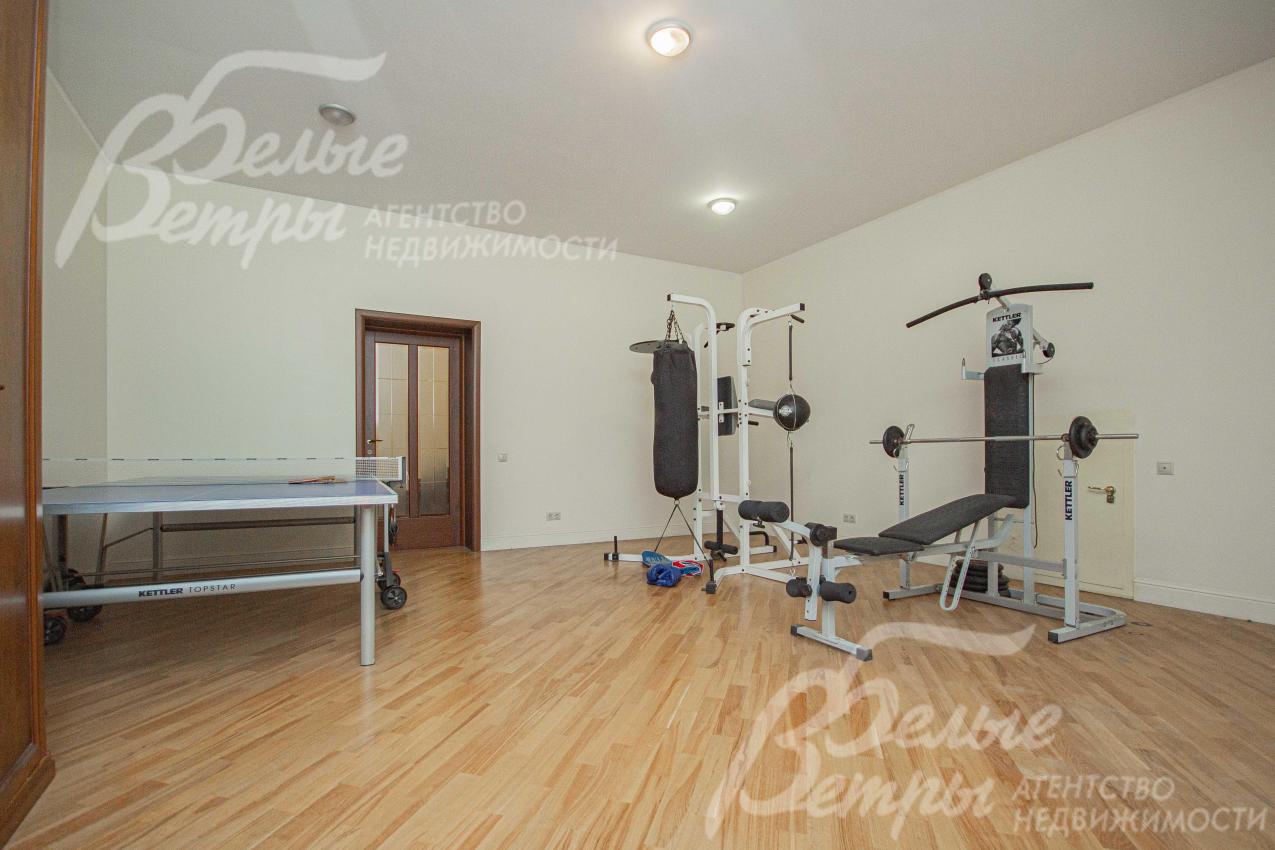 Тренажерный зал в цокольном этаже