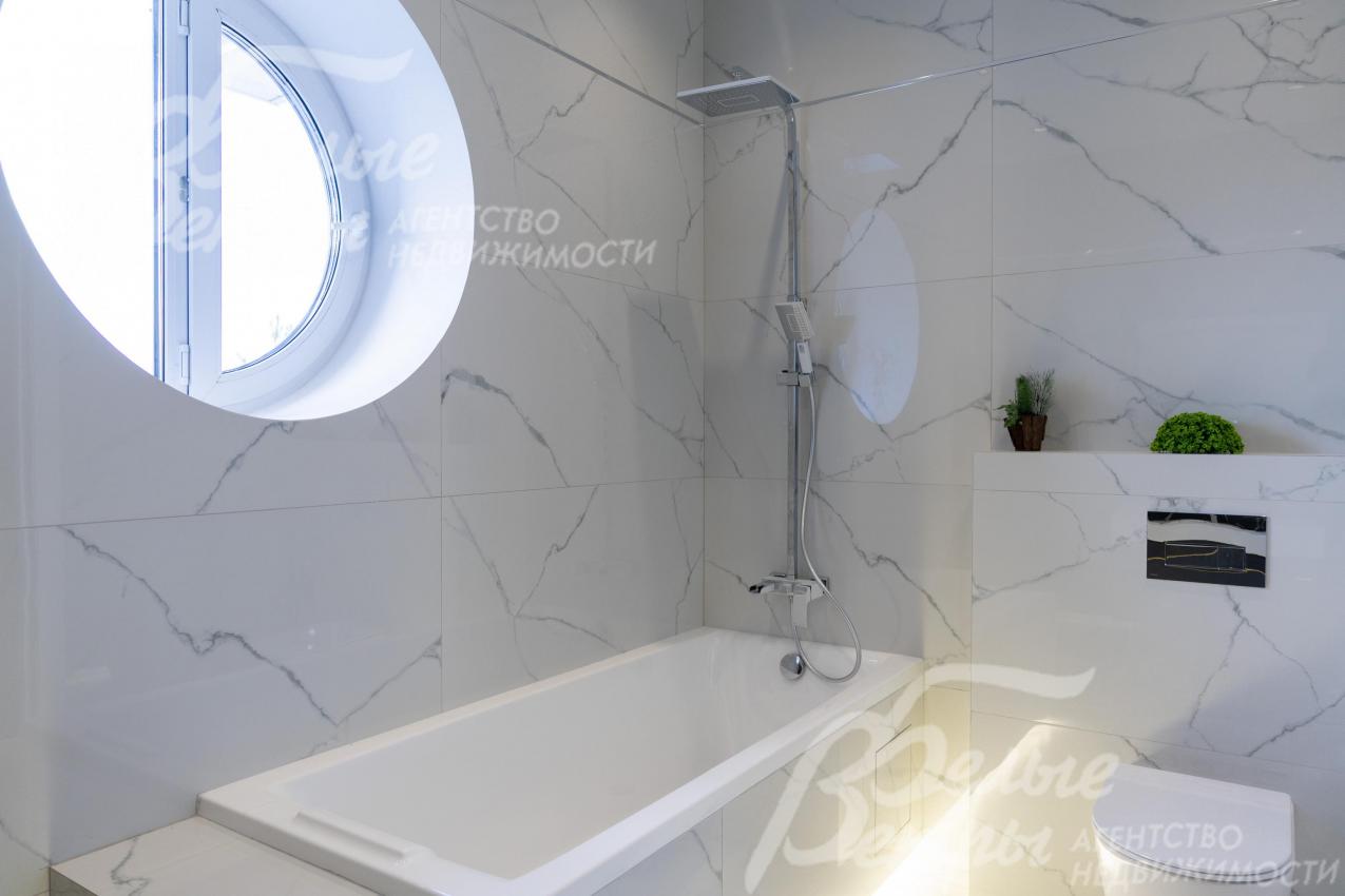 в санузлах на стенах керамогранит