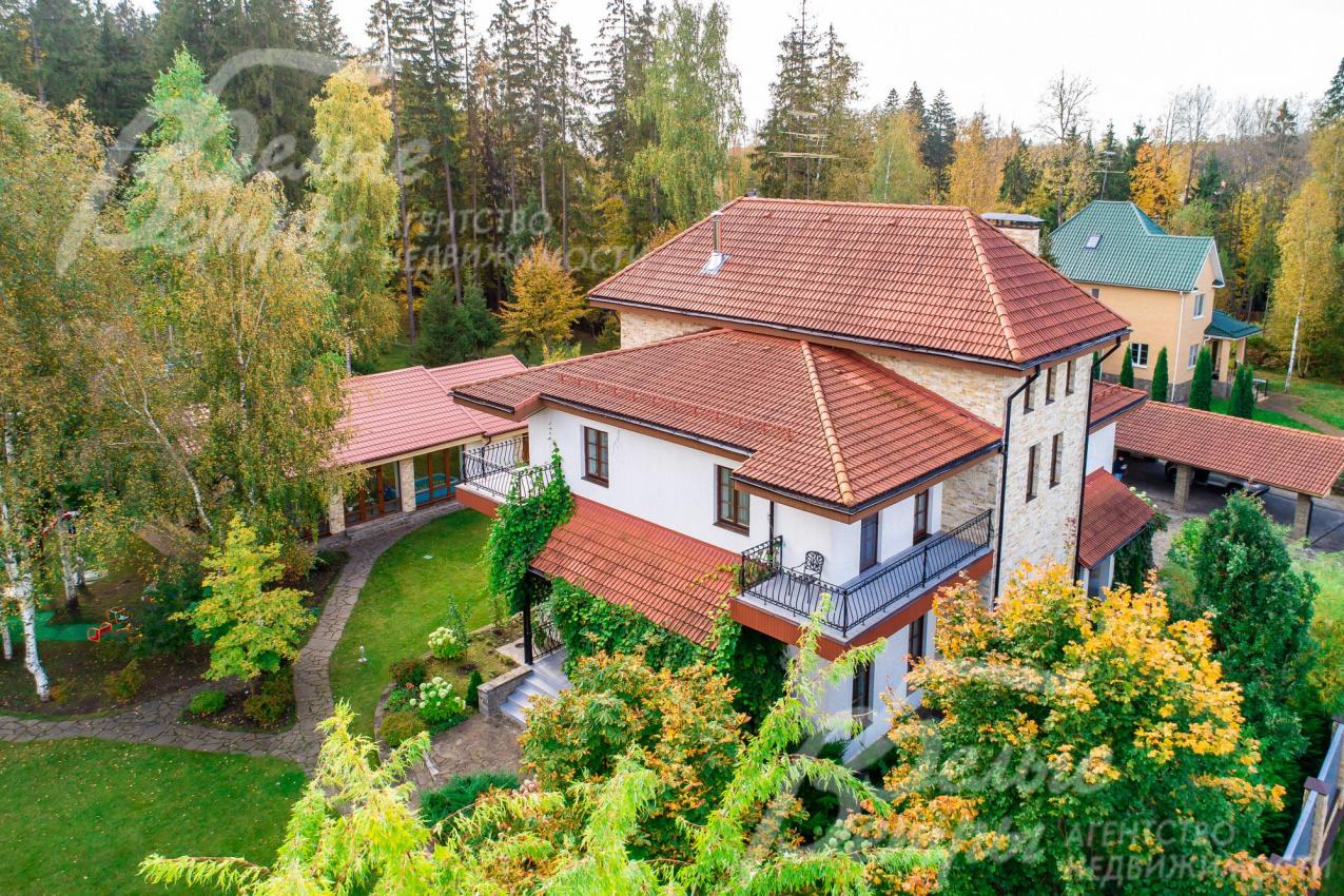 Загородная усадьба 892 кв.м в обжитом коттеджном поселке ВИК