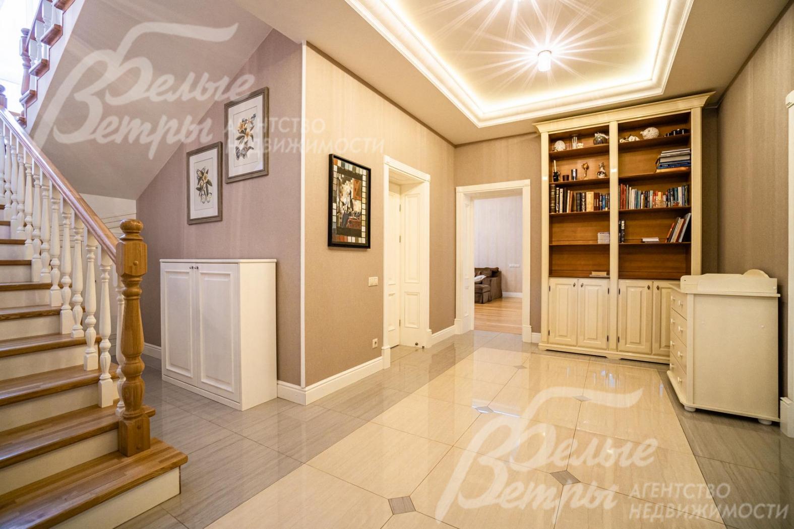 Холл первого этажа