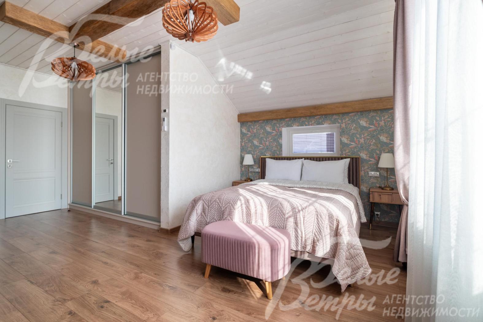 В спальне - удобная кровать, встроенный шкаф-купе, также есть телевизор и рабочая зона