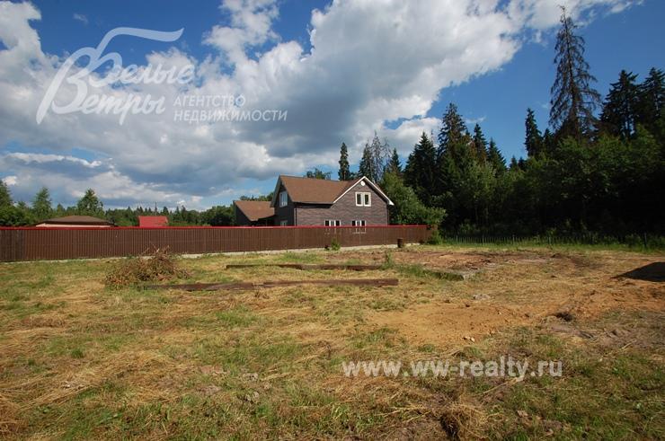 Участок граничит с лесом