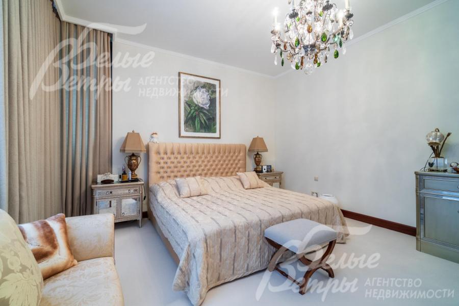 Более двухсот люксовых люстр и светильников марки Schonbek (США), с кристаллами из хрусталя, горного хрусталя и топазов.