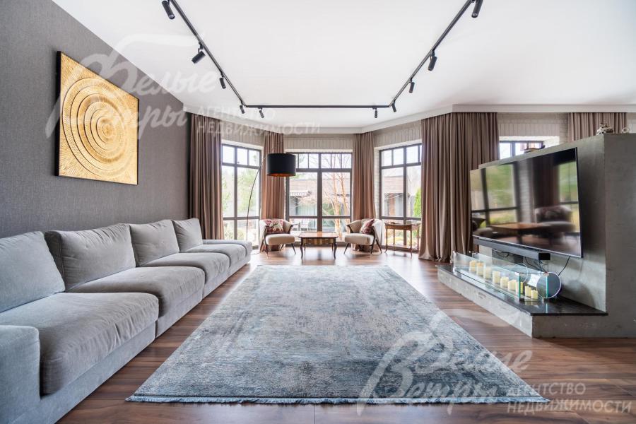 Дом полностью отделан и меблирован - готов к проживанию. В изысканном оформлении гостиной сочетаются оттенки серого, бежевого и коричневого