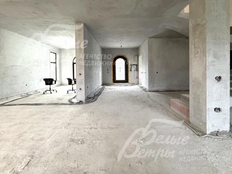 Электрика и сантехника полностью разведены по точкам: электропроводка в чёрной гофре доведена до всех комнат