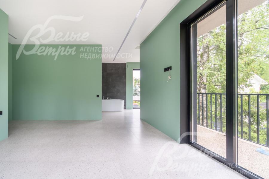 Мастер-спальня на втором этаже с выходом на балкон 28 кв.м и ванной комнатой открытого типа