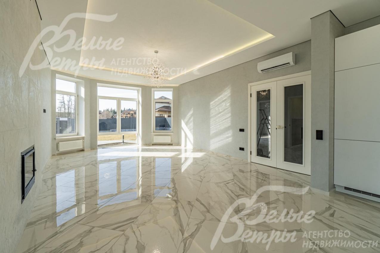 Дизайнерская отделка выполнена в современном стиле и в светлых тонах. 