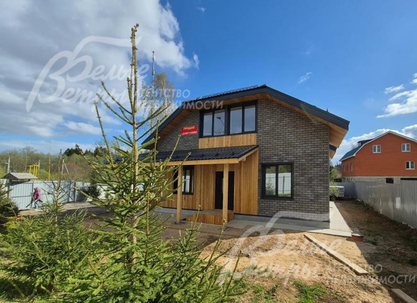 На огороженном участке высажены ели, береза, кустарники