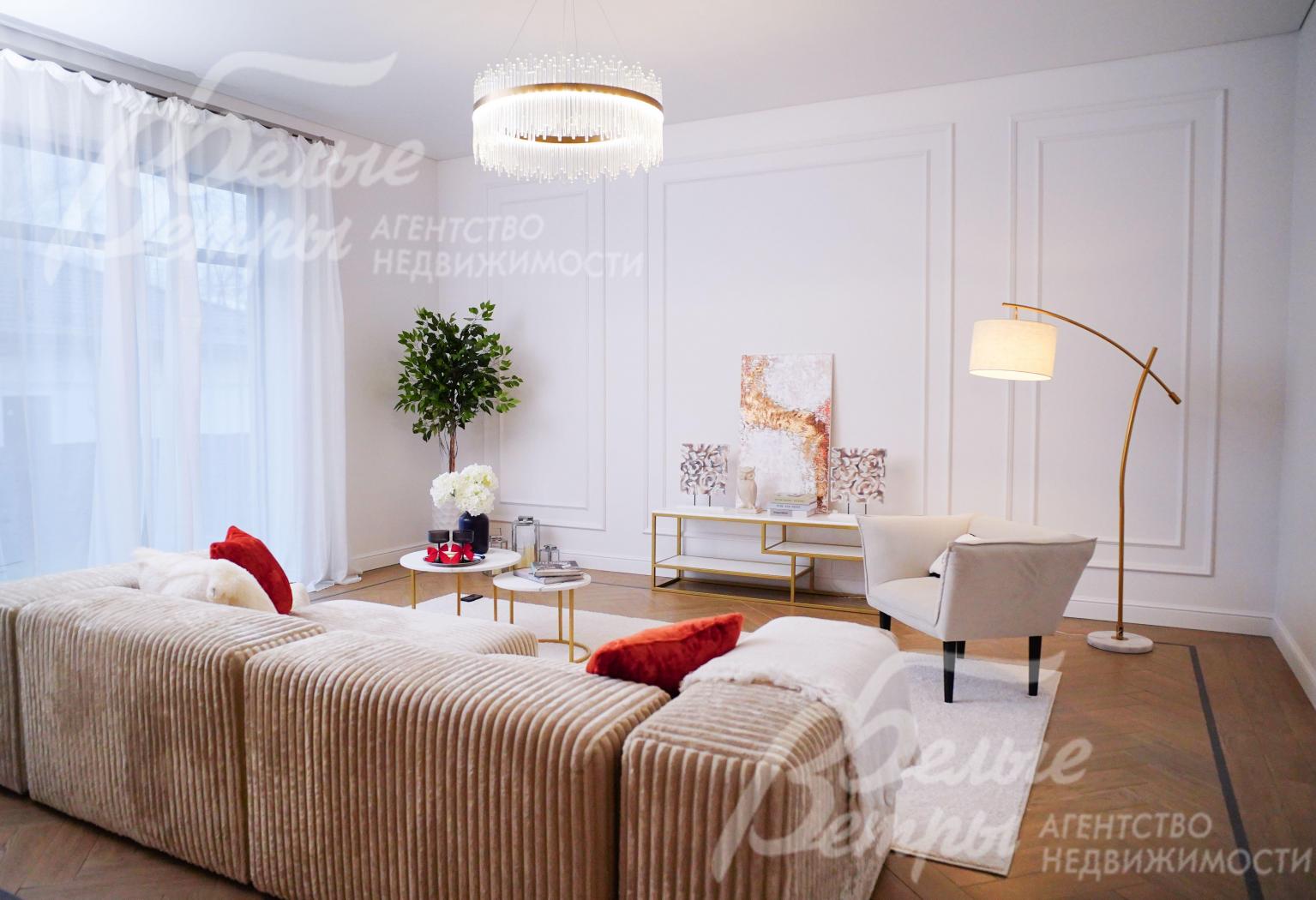 Гостиная 28 кв.м с панорамными окнами 