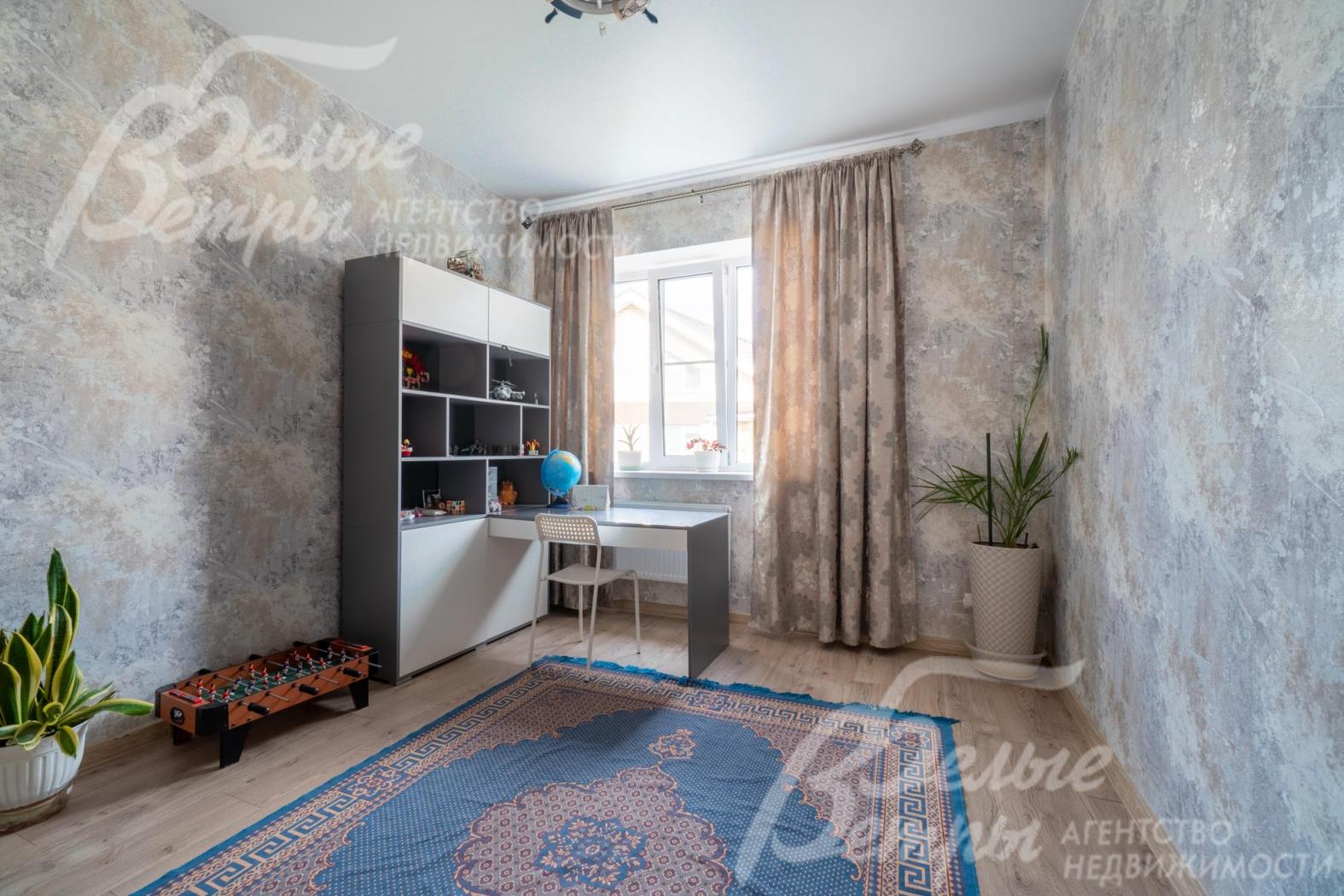 Спальня на втором этаже с рабочим местом