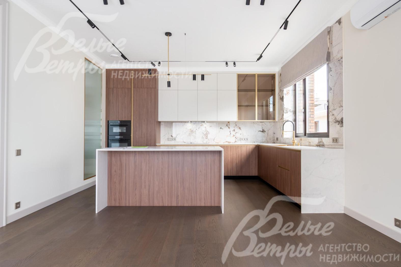 установлен кухонный гарнитур со встроенной техникой