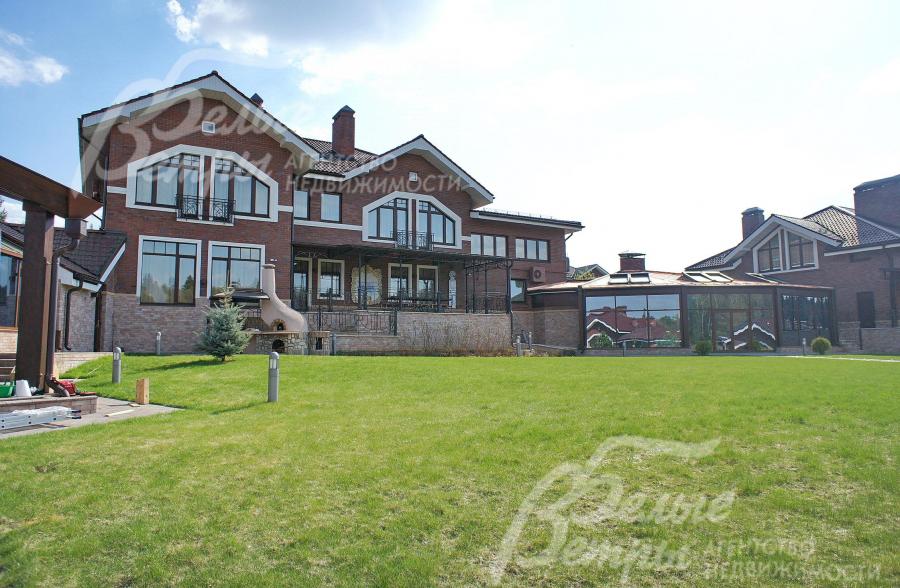 Резиденция 1300 кв.м в аренду состоящая из двух смежных жилых строений и бассейна