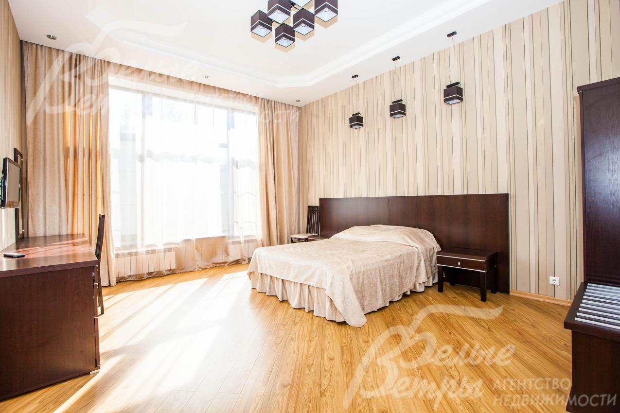 Многоуровневые потолки с подсветкой и стильными светильниками