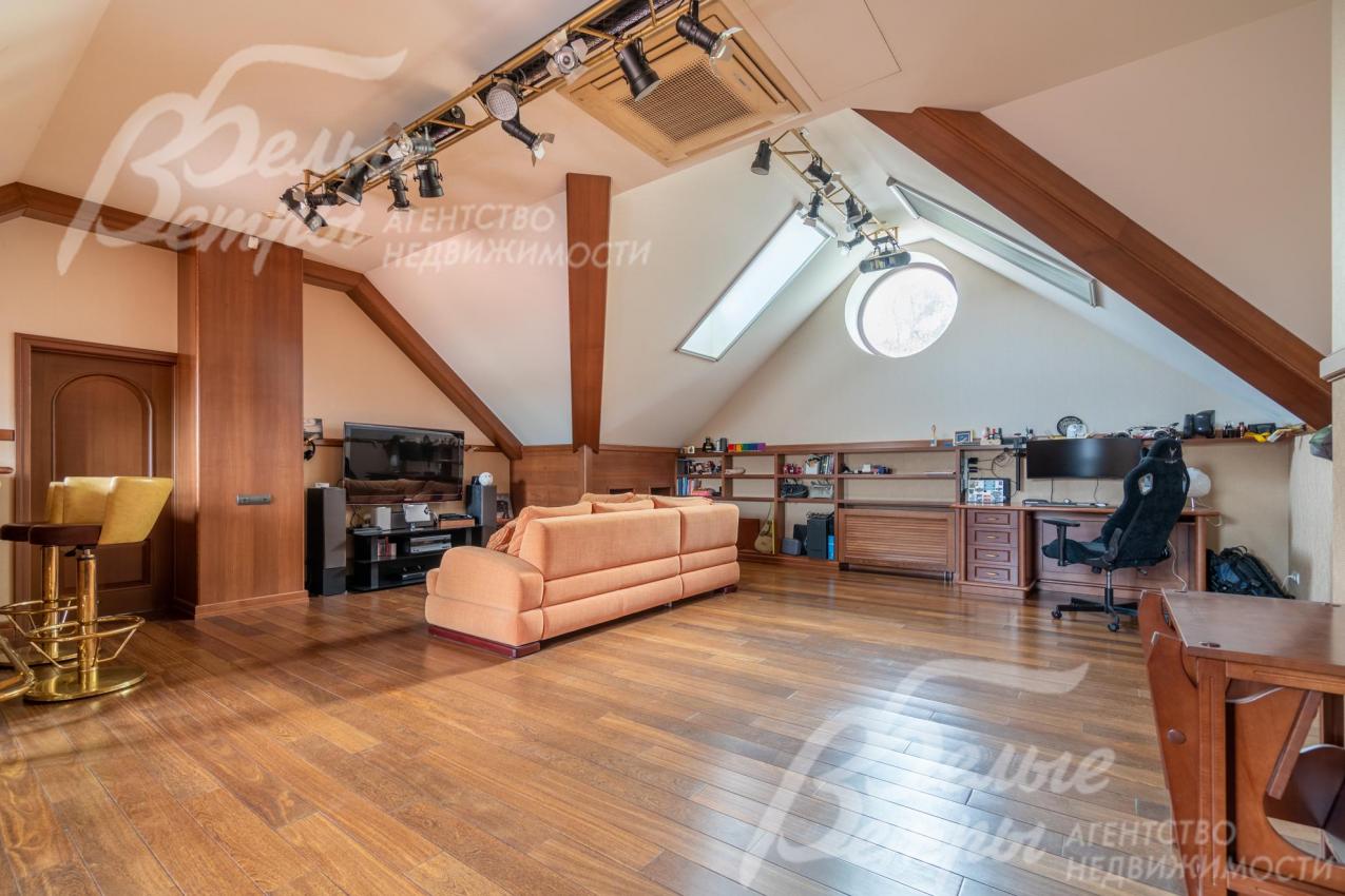 Игровая комната на мансардной этаже с баром