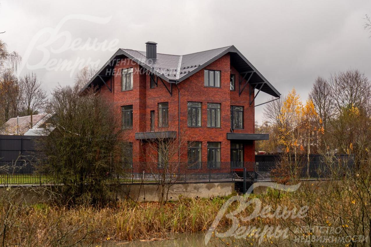 Дом у пруда под отделку, построенный в современном стиле по высоким стандартам качества