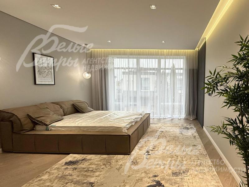 Мастер-спальня с панорамным окном. Потолки в доме - с теневым профилем