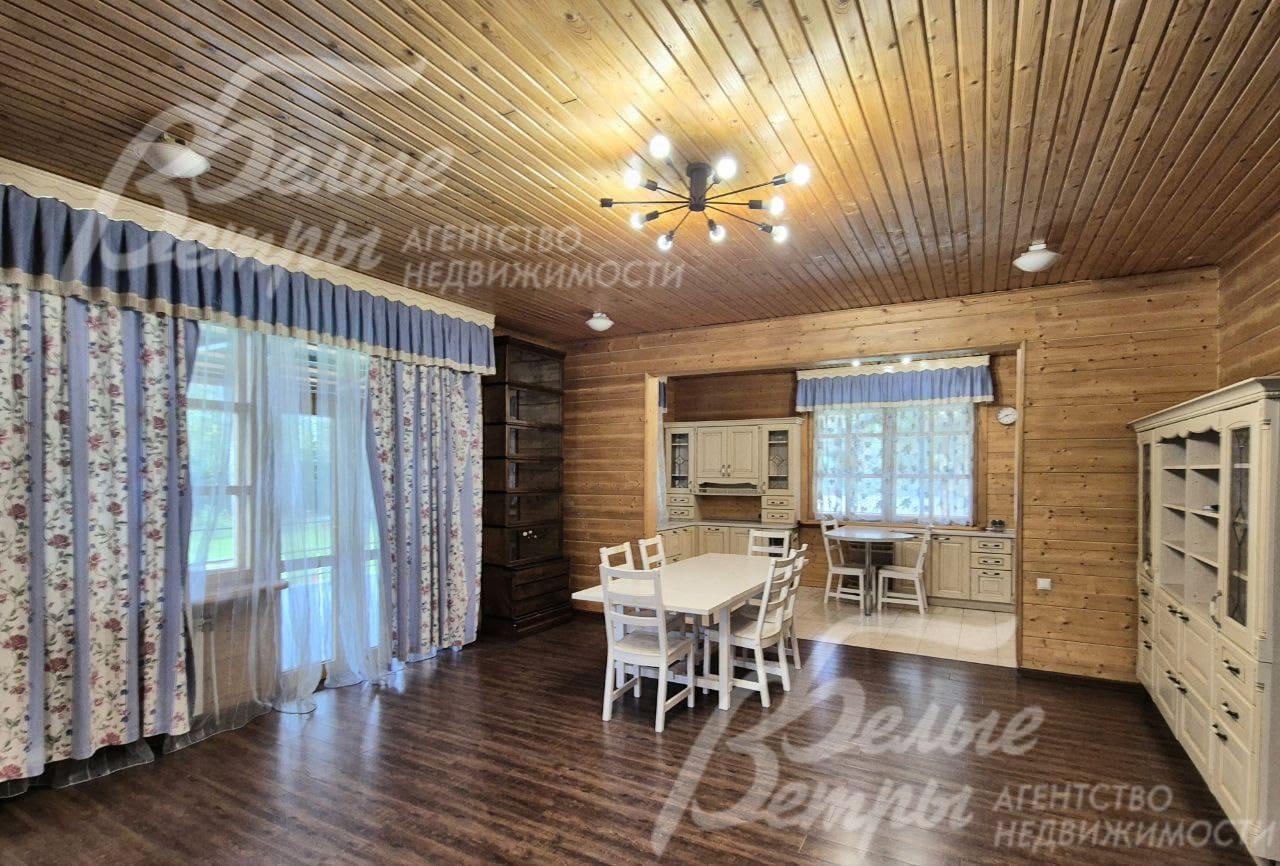 Просторная гостиная-кухня-столовая с выходом на крытую террасу.