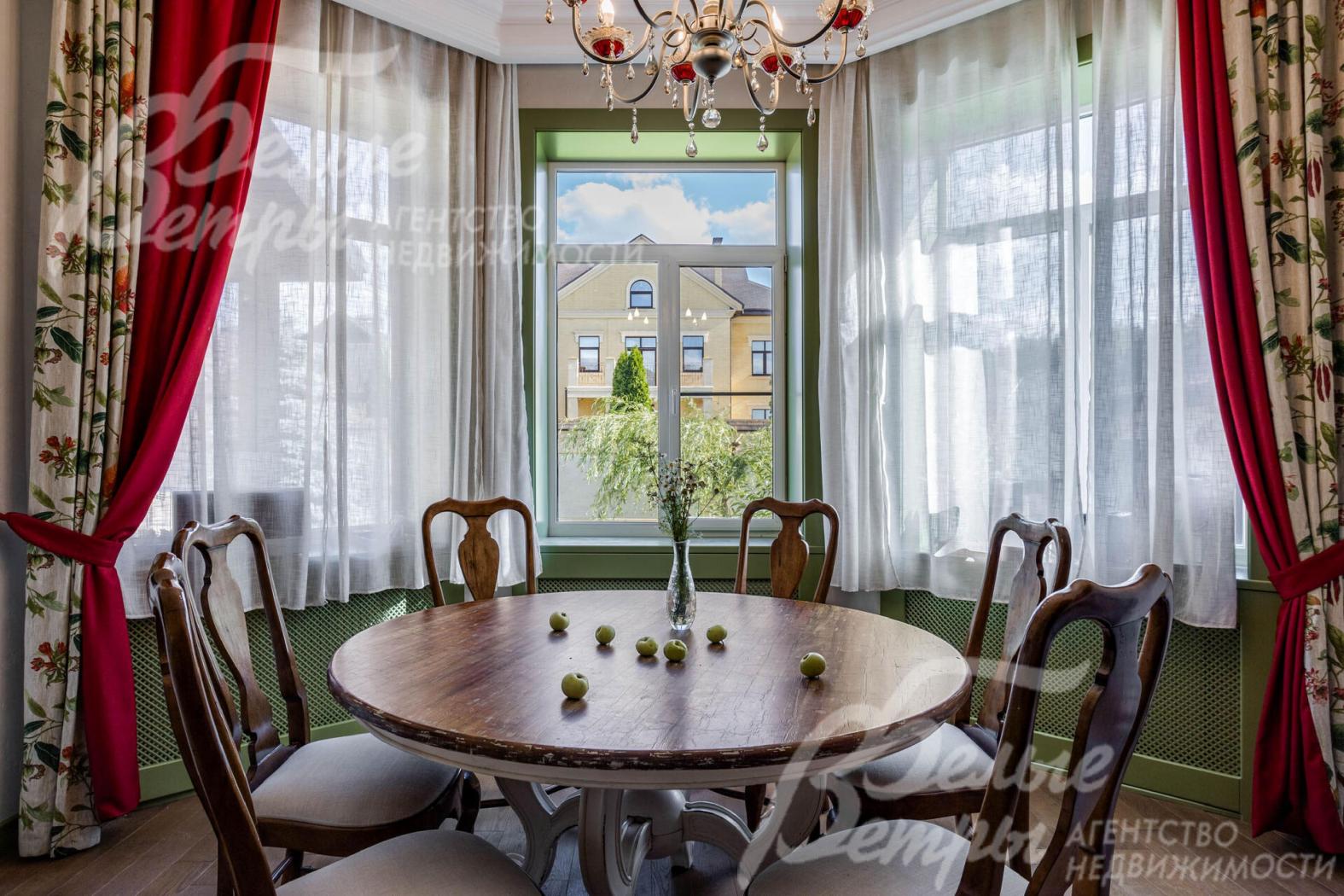 Эксклюзивная мебель из натурального дерева и элитный текстиль во всех помещениях дома.