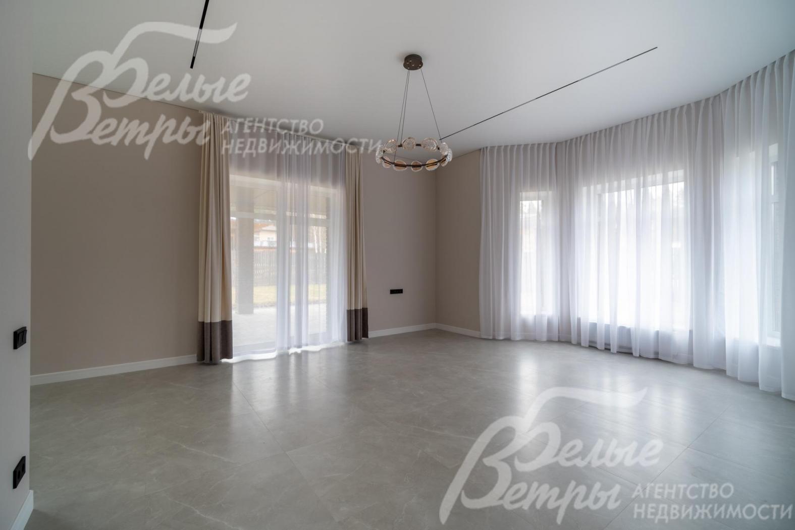 Просторная столовая-гостиная с выходом на крытую террасу