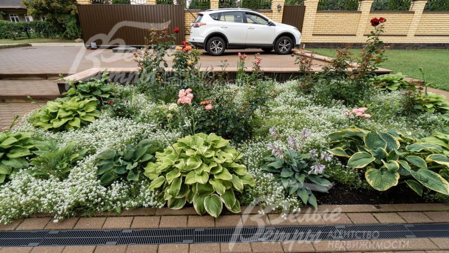 Облагороженный участок с цветниками 