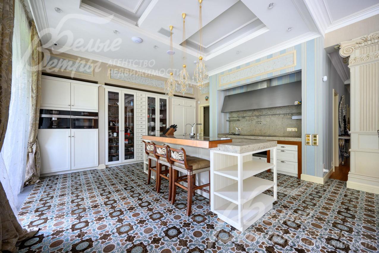 Гарнитур оснащен новой техникой и оборудованием марки Miele, столешница - из гранита