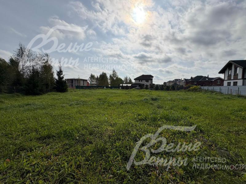 Участок - ровный, освобождён от деревьев