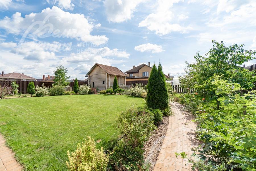 Множество декоративных и плодовых деревьев