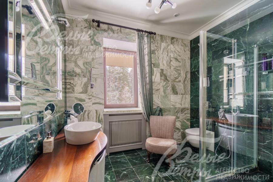 В санузле при Главной мастер-спальне в отделке сочетание мрамора Venezia Green и India Green (светлый с зелеными прожилками и зеленый).