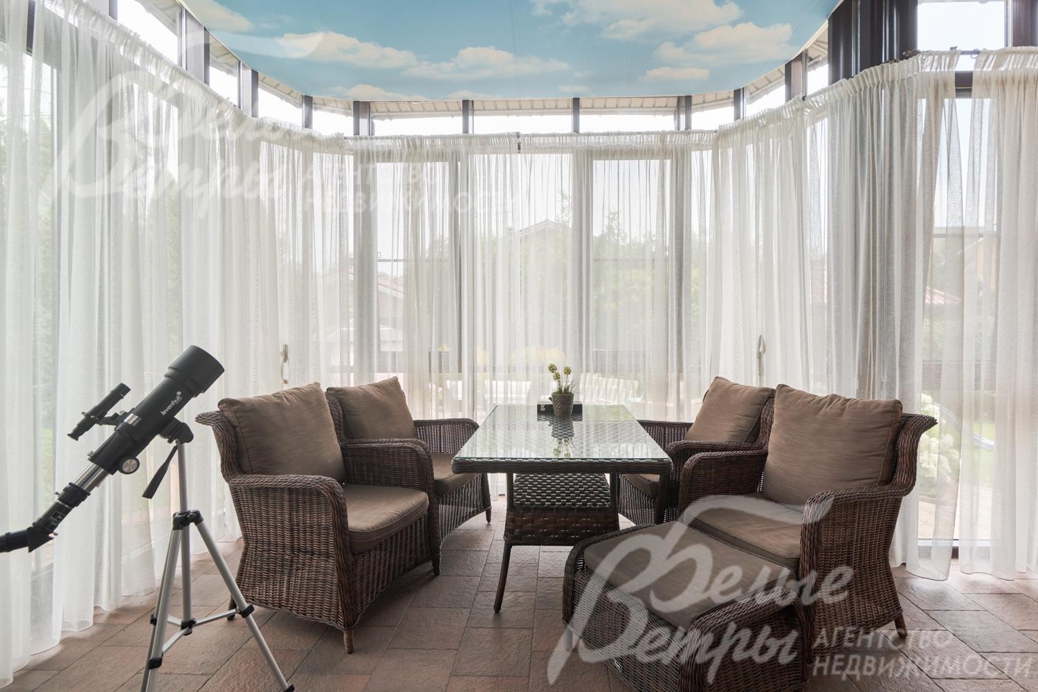 Отапливаемая застекленная терраса (вход из столовой): остеклением от пола до потолка, на потолке имитация звездного неба